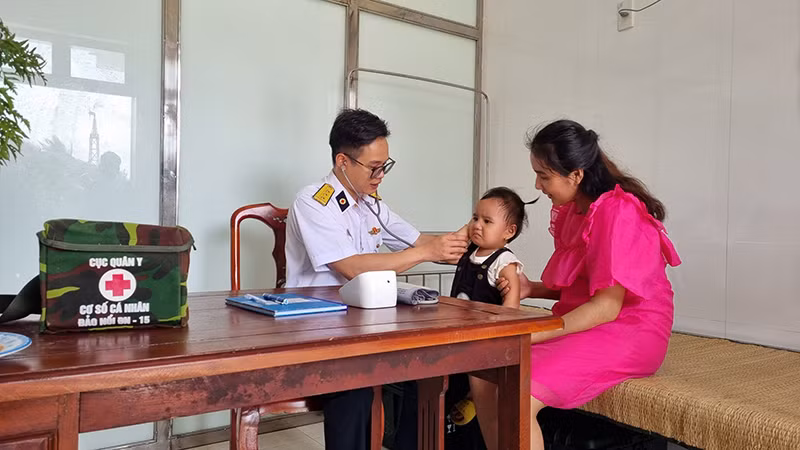 Gia đình hộ dân đưa con đến khám sức khỏe định kỳ tại Bệnh xá đảo Sinh Tồn.