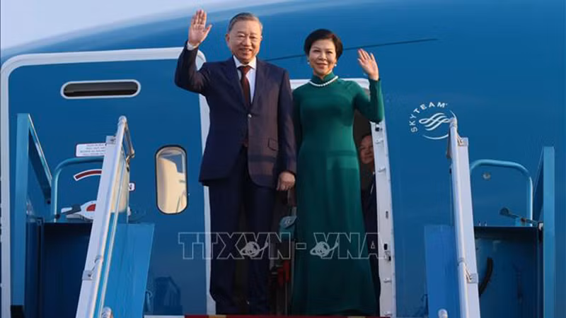 Tổng Bí thư Tô Lâm và Phu nhân lên đường thăm chính thức Malaysia. (Ảnh: TTXVN)