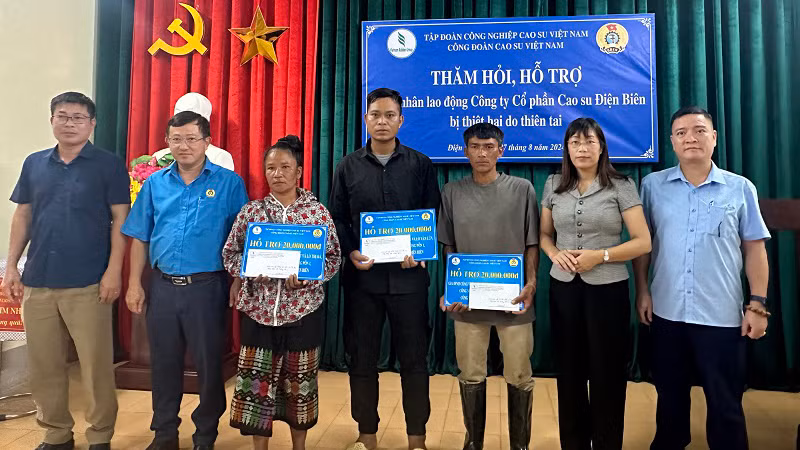 Đồng chí Huỳnh Kim Nhựt cùng lãnh đạo huyện Điện Biên, Công ty cổ phần cao-su Điện Biên trao kinh phí từ Quỹ "Mái ấm công đoàn cao-su Việt Nam" hỗ trợ 3 công nhân bị hư hỏng nhà ở do lũ quét.