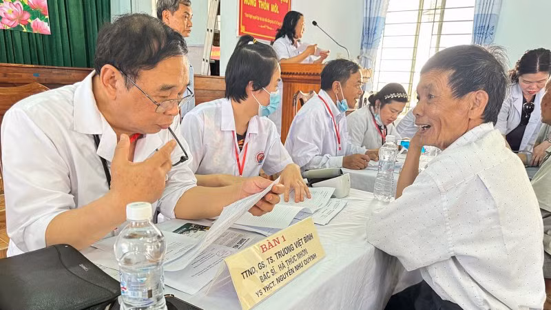 GS Trương Việt Bình thăm khám cho bà con xã Tơ Tung, huyện Kbang. Ảnh: Hữu Phúc