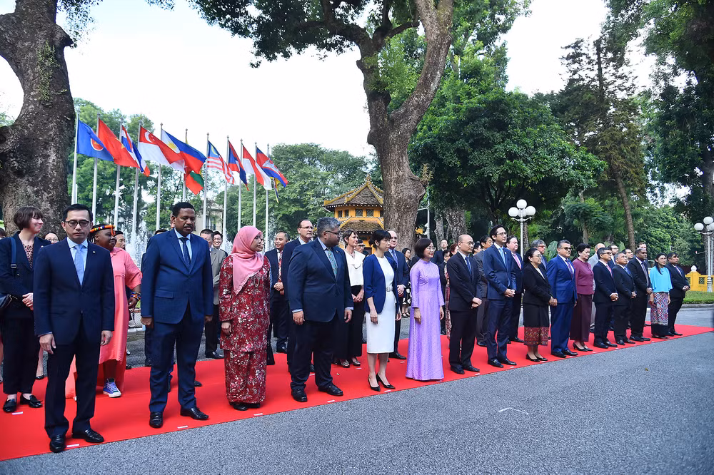 Thứ trưởng Ngoại giao Đỗ Hùng Việt cùng Đại sứ, đại biện, đại diện các nước ASEAN, các nước đối tác của ASEAN và các đại biểu khách mời tại lễ thượng cờ.