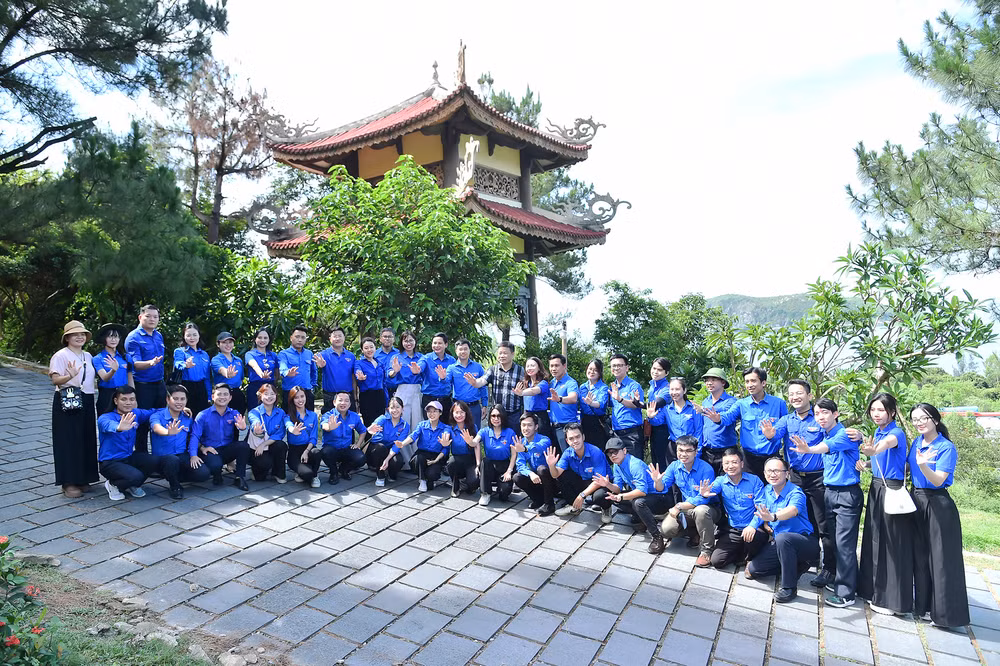 Đoàn viên thanh niên các cơ quan thuộc Cụm hoạt động số III - Đoàn khối Các cơ quan Trung ương và Tỉnh Đoàn Quảng Bình tại Khu mộ Đại tướng Võ Nguyên Giáp.