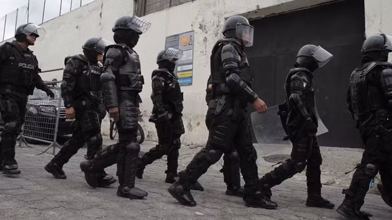 Cảnh sát Ecuador tuần tra tại Quito, sau khi Tổng thống Daniel Noboa ban bố tình trạng "xung đột vũ trang trong nước" ngày 9/1/2024. (Ảnh: THX/TTXVN)