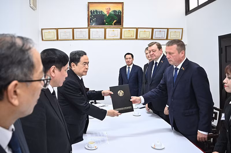 Phó Chủ tịch Thượng viện Cộng hòa Belarus Siarhei Khamenka gửi thông điệp chia buồn của Thượng viện Cộng hòa Belarus tới Chủ tịch Quốc hội Trần Thanh Mẫn. (Ảnh: DUY LINH)