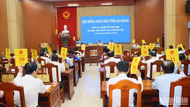 Các đại biểu biểu quyết thống nhất bãi nhiệm chức vụ Chủ tịch Ủy ban nhân dân tỉnh và Phó chủ tịch Ủy ban nhân dân tỉnh.