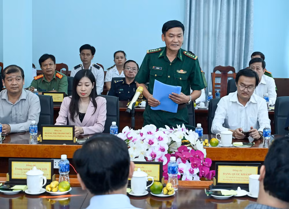 Đại tá Lê Văn Vỹ, Chỉ huy Trưởng Bộ đội Biên phòng tỉnh Tây Ninh báo cáo tại buổi làm việc.