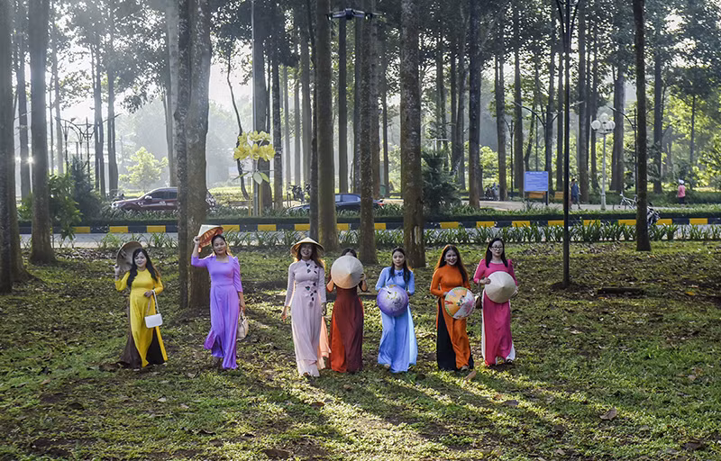 Phụ nữ Long Khánh trong tà áo dài dưới tán rừng ở trung tâm đô thị Long Khánh.