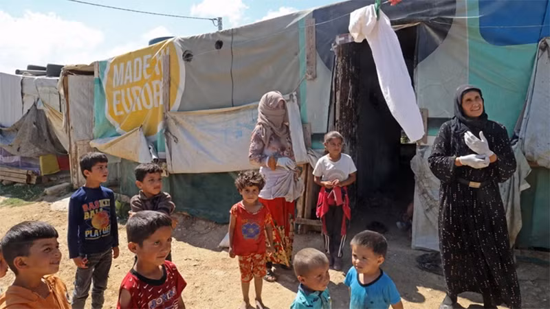 Phụ nữ và trẻ em Syria tại trại tị nạn ở Saadnayel, Liban, ngày 13/6/2023. (Ảnh: AFP/TTXVN)