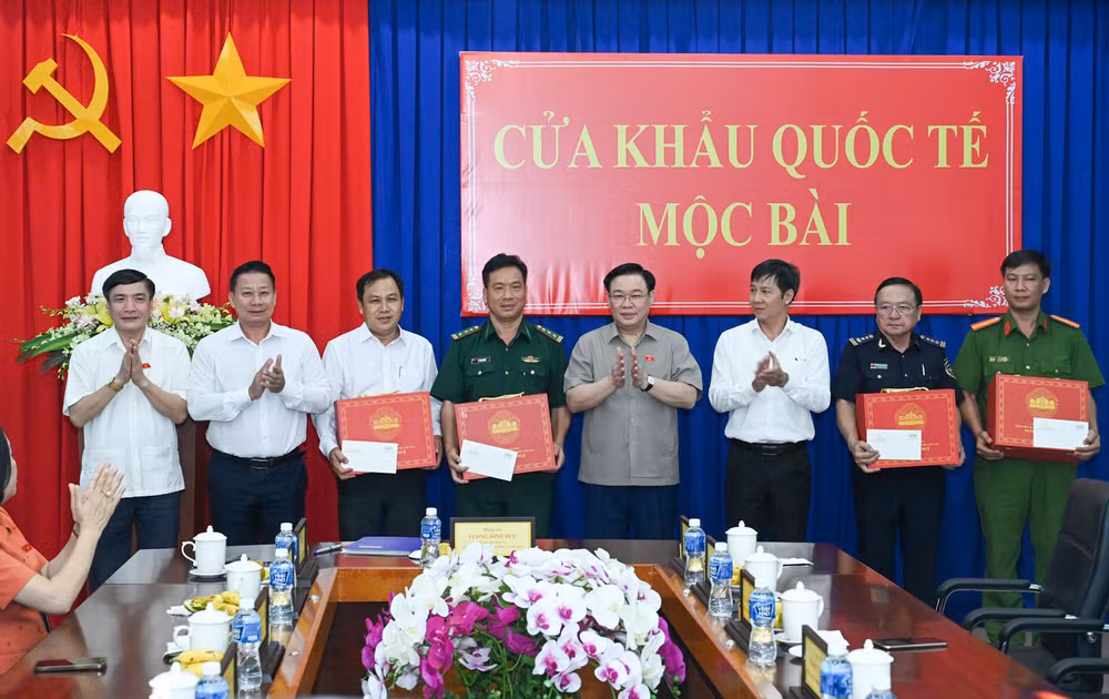 Chủ tịch Quốc hội Vương Đình Huệ tặng quà cho các lực lượng làm nhiệm vụ tại Cửa khẩu quốc tế Mộc Bài.