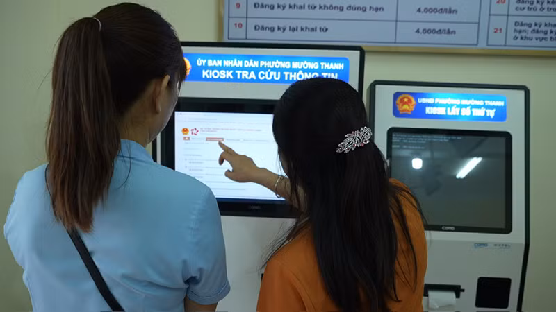 Nhân dân thành phố Điện Biên Phủ trực tiếp thực hiện các yêu cầu thủ tục hành chính điện tử tại phường Mường Thanh. 