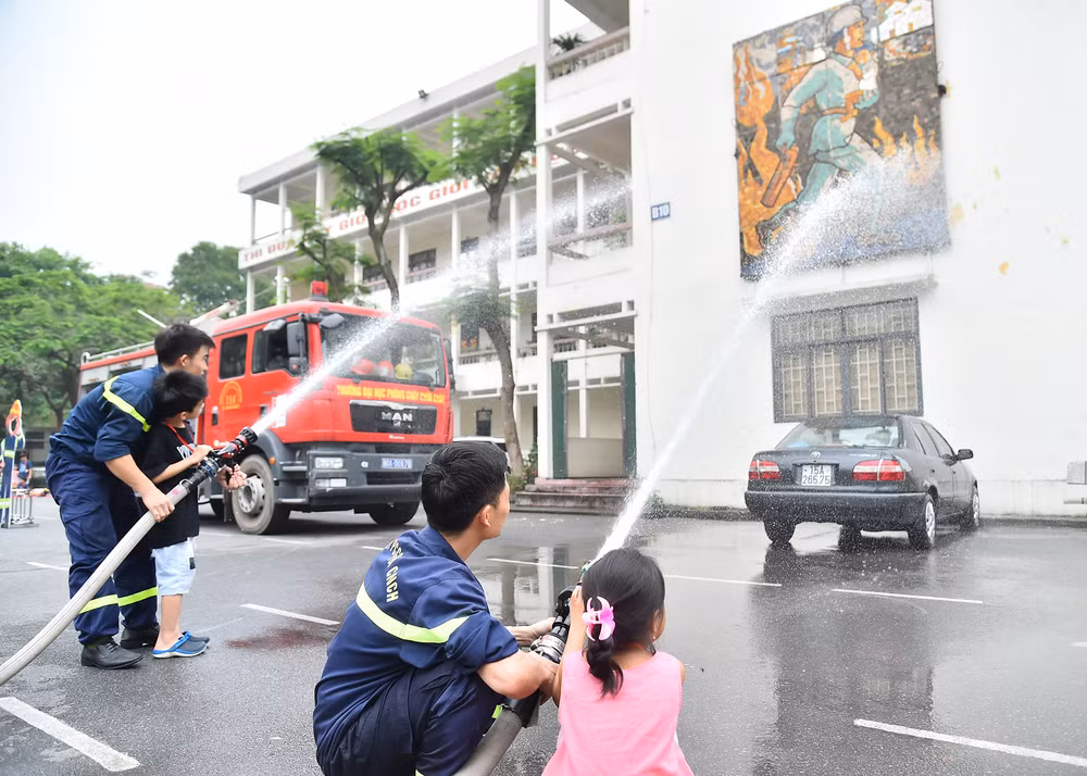 “Mục đích quan trọng nhất của chương trình là tuyên truyền, phổ biến, hướng dẫn kỹ năng cho người dân xử lý tình huống khi đám cháy xảy ra, chúng ta phải làm gì để bảo vệ tài sản, tính mạng của cá nhân, gia đình và xã hội. Số người sinh sống ở Thủ đô ngày càng tăng, các thiết bị điện cũng ngày càng nhiều trong mỗi hộ gia đình, từ đó dẫn đến ngày càng nhiều vụ cháy xảy ra, cho nên chúng tôi đưa chương trình này vào nhằm nâng cao ý thức của mỗi người dân trong cuộc sống hằng ngày”, Trung tá, Tiến sĩ Ngọ Quang Toàn, giảng viên Khoa Chữa cháy và cứu nạn cứu hộ - Trường đại học phòng cháy, chữa cháy chia sẻ.