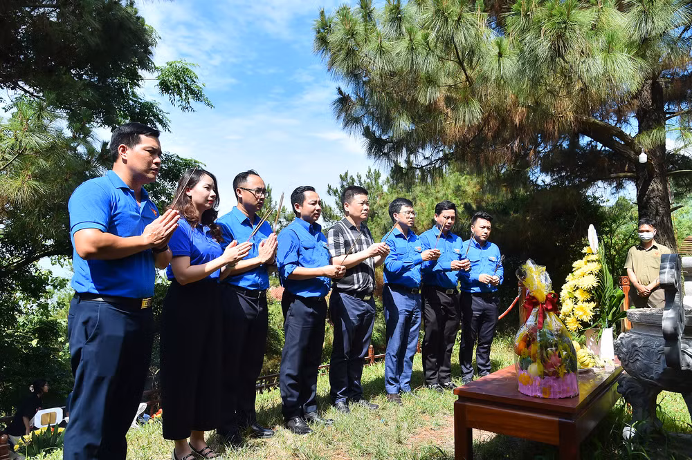 Trong khuôn khổ Lễ ra quân Chiến dịch Thanh niên tình nguyện hè năm 2024, đoàn viên thanh niên các cơ quan thuộc Cụm hoạt động số III - Đoàn khối Các cơ quan Trung ương và Tỉnh Đoàn Quảng Bình đã đến dâng hoa, dâng hương tưởng nhớ Đại tướng Võ Nguyên Giáp tại Khu mộ Đại tướng Võ Nguyên Giáp.