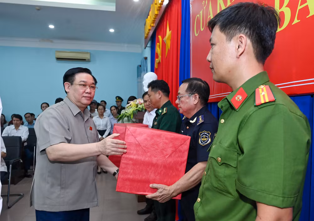 Chủ tịch Quốc hội Vương Đình Huệ tặng quà cho các lực lượng làm nhiệm vụ tại Cửa khẩu quốc tế Mộc Bài.