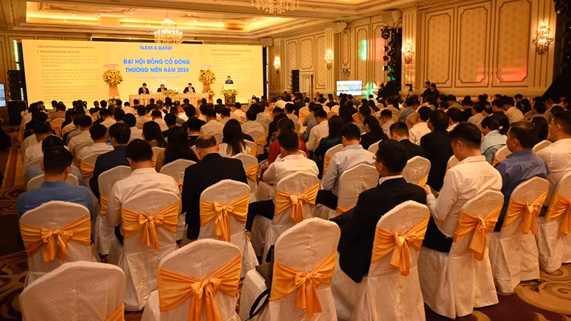 Các cổ đông tham dự Đại hội đồng cổ đông thường niên Nam A Bank năm 2024.