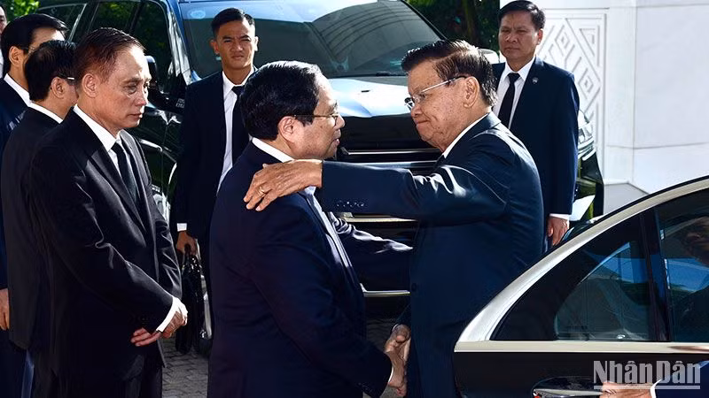 Thủ tướng Phạm Minh Chính đón Tổng Bí thư, Chủ tịch nước Lào Thongloun Sisoulith.