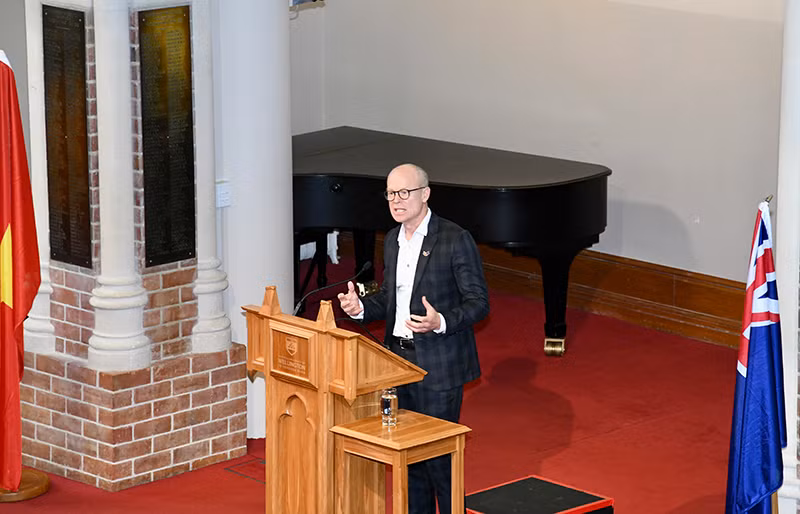 Hiệu trưởng Đại học Victoria Nic Smith phát biểu chào mừng Thủ tướng Phạm Minh Chính.