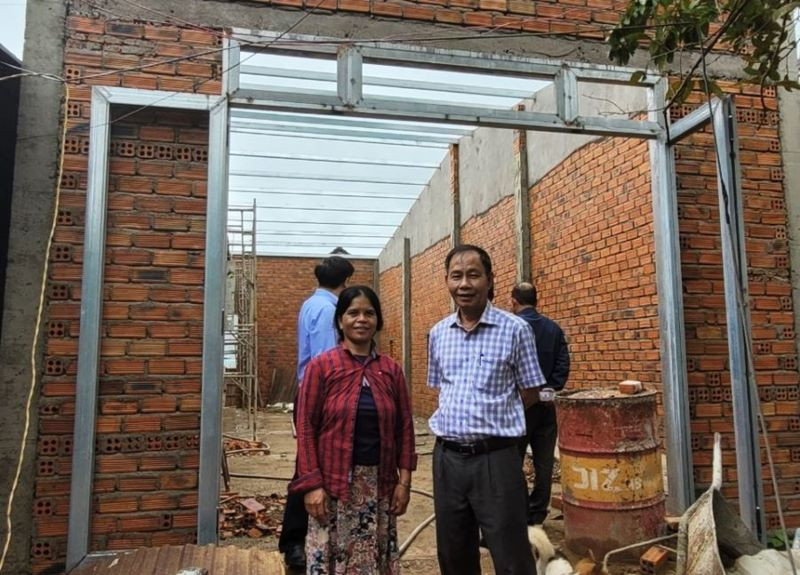 Đoàn công tác kiểm tra dự án hỗ trợ nhà ở cho hộ nghèo ở xã Cư Mta, huyện M’Drắk.