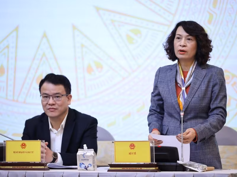 Thứ trưởng Y tế Nguyễn Thị Liên Hương trả lời câu hỏi của các nhà báo.