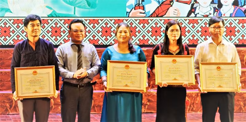 Các tập thể tiêu biểu trong công tác dân tộc được Ủy ban Nhân dân tỉnh Bình Phước tặng Bằng khen.