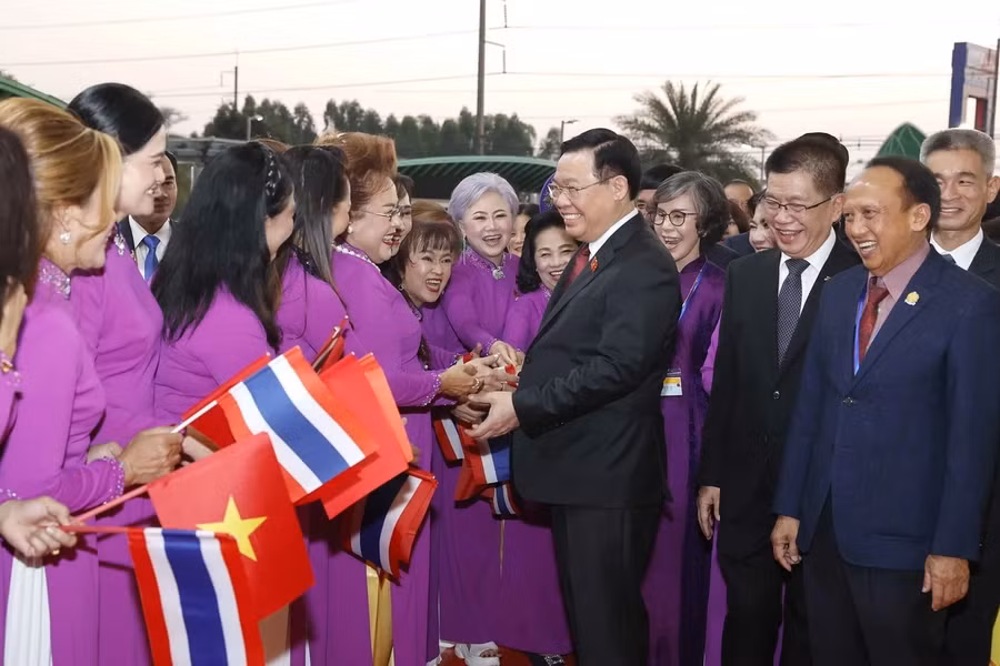 Chủ tịch Quốc hội Vương Đình Huệ gặp gỡ cộng đồng người Việt Nam tại Thái Lan.