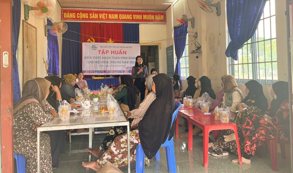 Hội Liên hiệp Phụ nữ tỉnh tập huấn phụ nữ Chăm kiến thức hạch toán kinh doanh.