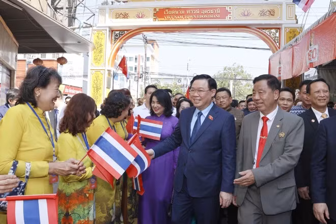 Chủ tịch Quốc hội Vương Đình Huệ với bà con người Việt tại Udon Thani.