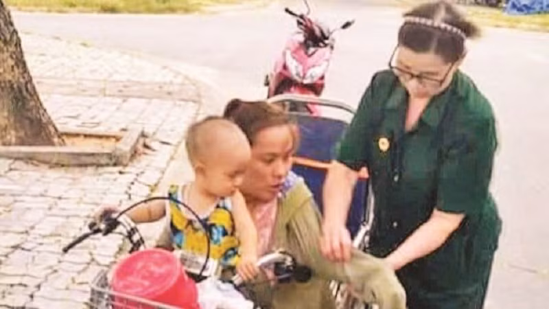 Bà Trương Thị Kim Anh hỗ trợ người yếu thế trong khu dân cư.