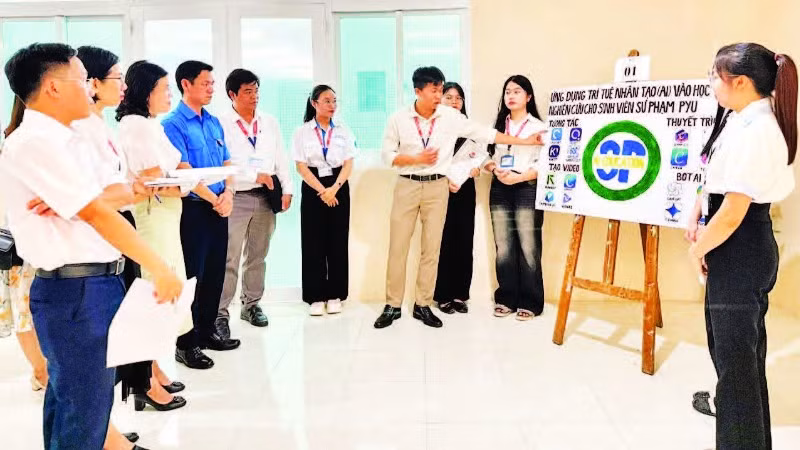 Các nhóm tác giả thuyết trình báo tường về kết quả các sản phẩm nghiên cứu khoa học của sinh viên. (Ảnh KHÁNH HÀ)