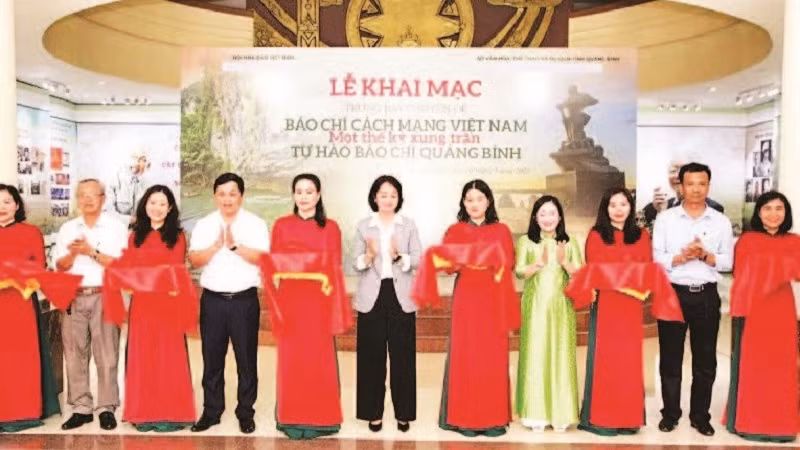 Các đại biểu cắt băng khai mạc Trưng bày chuyên đề báo chí cách mạng Việt Nam-Một thế kỷ xung trận tại Quảng Bình.