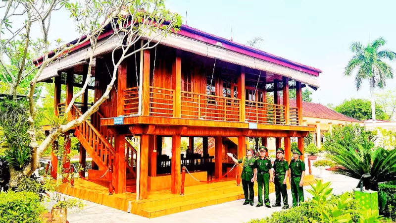 Các cựu chiến binh thị xã Nghĩa Lộ bên nhà sàn Bác Hồ tại thị xã Nghĩa Lộ, tỉnh Yên Bái.