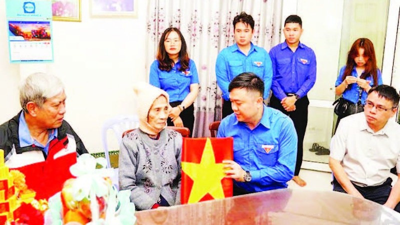  Trao tặng di ảnh cho gia đình thân nhân liệt sĩ.
