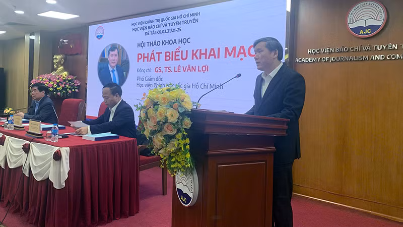 GS, TS Lê Văn Lợi, Phó Giám đốc Học viện Chính trị quốc gia Hồ Chí Minh phát biểu khai mạc hội thảo.
