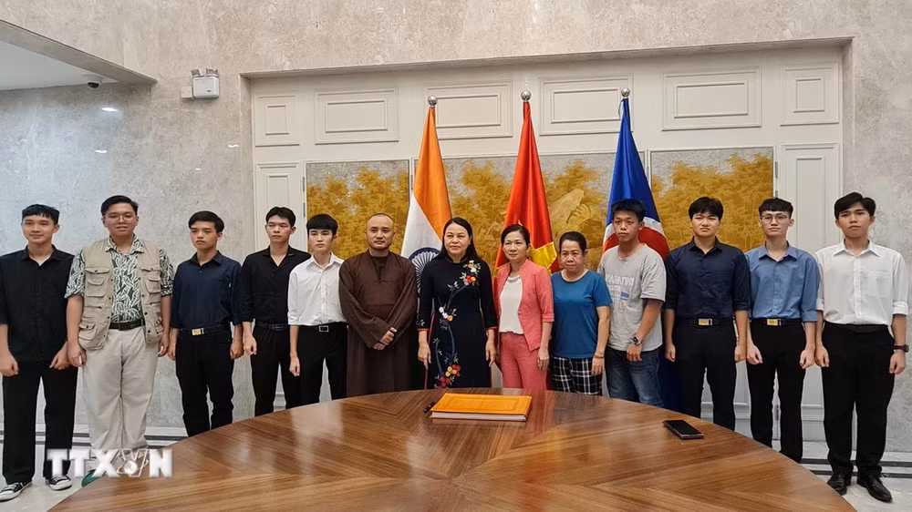 Phó Chủ tịch, Tổng Thư ký Ủy ban Trung ương Mặt trận Tổ quốc Việt Nam, bà Nguyễn Thị Thu Hà chụp ảnh lưu niệm với đại diện cộng đồng người Việt Nam ở Ấn Độ. (Ảnh: TTXVN) Phó Chủ tịch, Tổng Thư ký Ủy ban Trung ương Mặt trận Tổ quốc Việt Nam, bà Nguyễn Thị Thu Hà chụp ảnh lưu niệm với đại diện cộng đồng người Việt Nam ở Ấn Độ. (Ảnh: TTXVN)