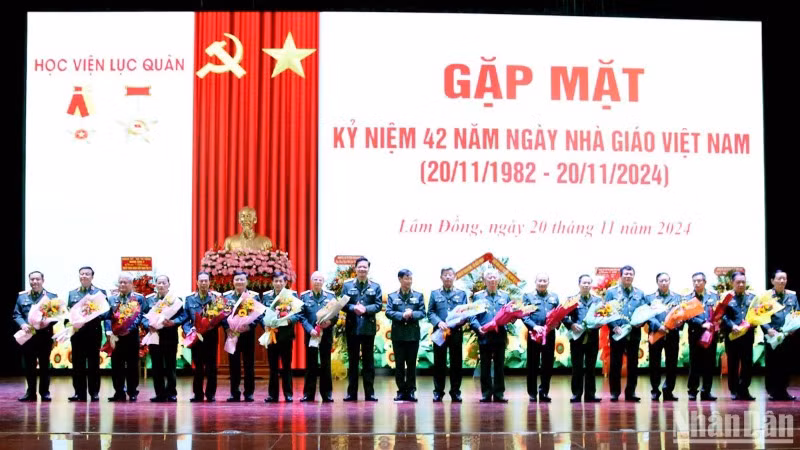 Đảng ủy, Ban Giám đốc Học viện Lục quân tri ân các đồng chí lãnh đạo, chỉ huy Học viện qua các thời kỳ.