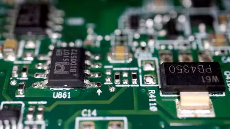 Các chip bán dẫn trên một bảng mạch. (Ảnh: Reuters)