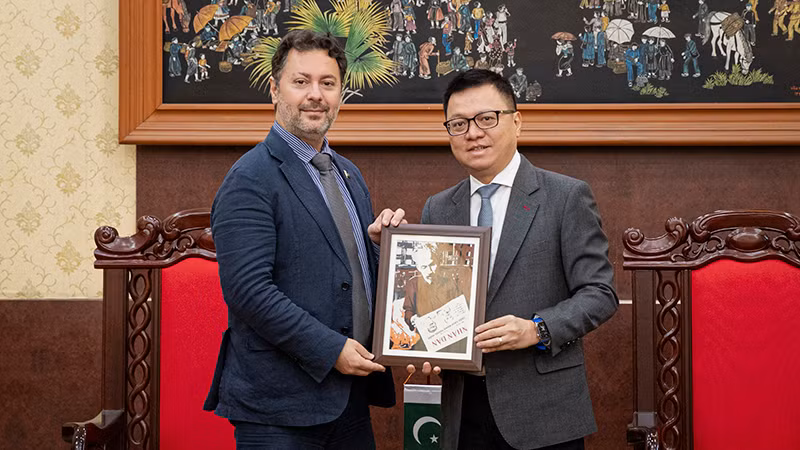 Tổng Biên tập Lê Quốc Minh tặng quà lưu niệm cho Đại sứ Pakistan Kohdayar Marri. (Ảnh: SƠN TÙNG)