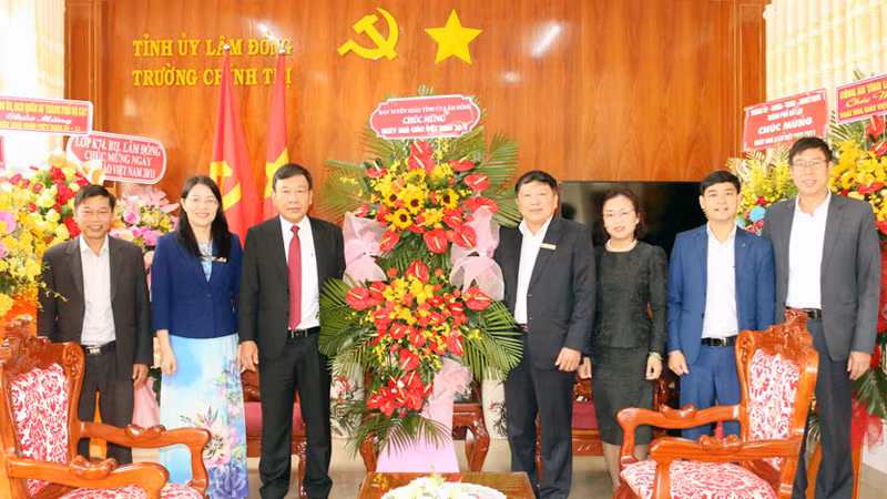 Đồng chí Bùi Thắng chúc mừng Trường Chính trị tỉnh Lâm Đồng nhân Ngày Nhà giáo Việt Nam 20/11.