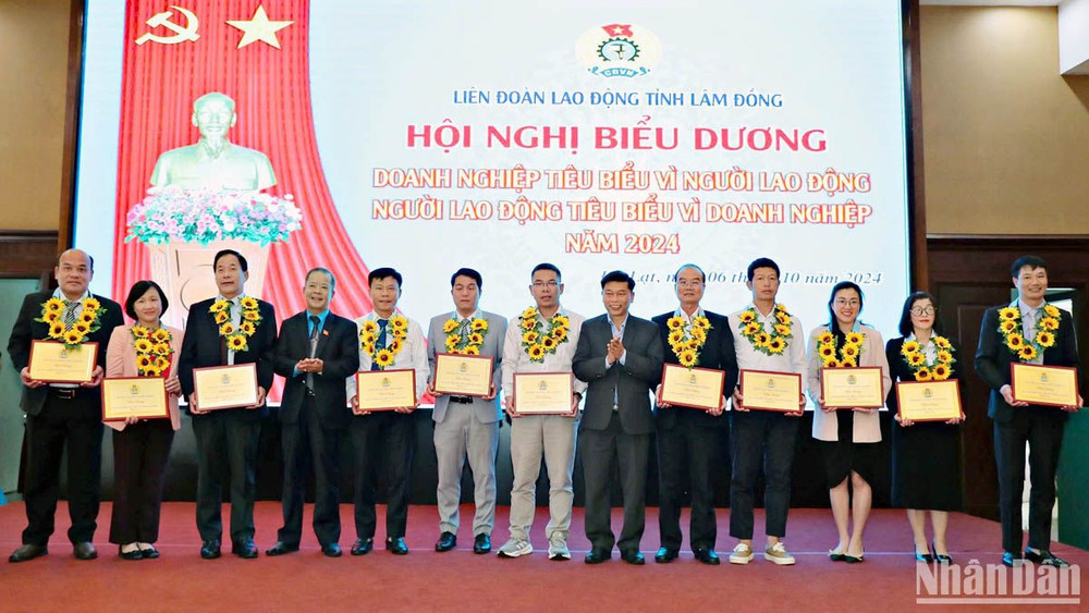 Ban tổ chức biểu dương các "doanh nghiệp tiêu biểu vì người lao động" năm 2024.