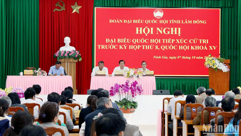 Đồng chí Phan Đình Trạc và các đại biểu Quốc hội khóa XV tỉnh Lâm Đồng tiếp xúc cử tri xã Ninh Gia, huyện Đức Trọng.