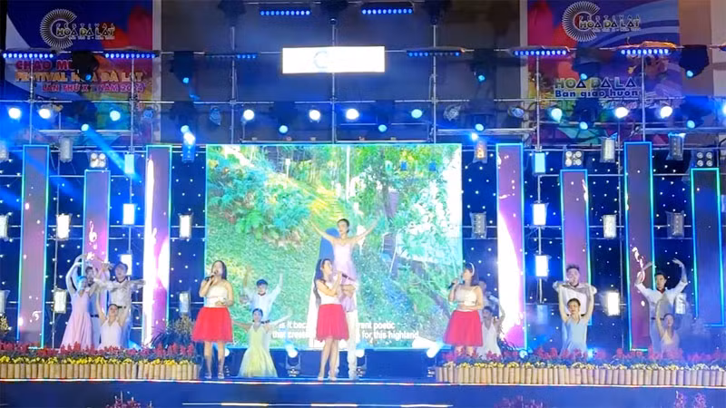 Tiết mục biểu diễn của giáo viên Trường mầm non 5 thành phố Đà Lạt và vũ đoàn Pha Lê. Tiết mục biểu diễn của giáo viên Trường mầm non 5 thành phố Đà Lạt và vũ đoàn Pha Lê.