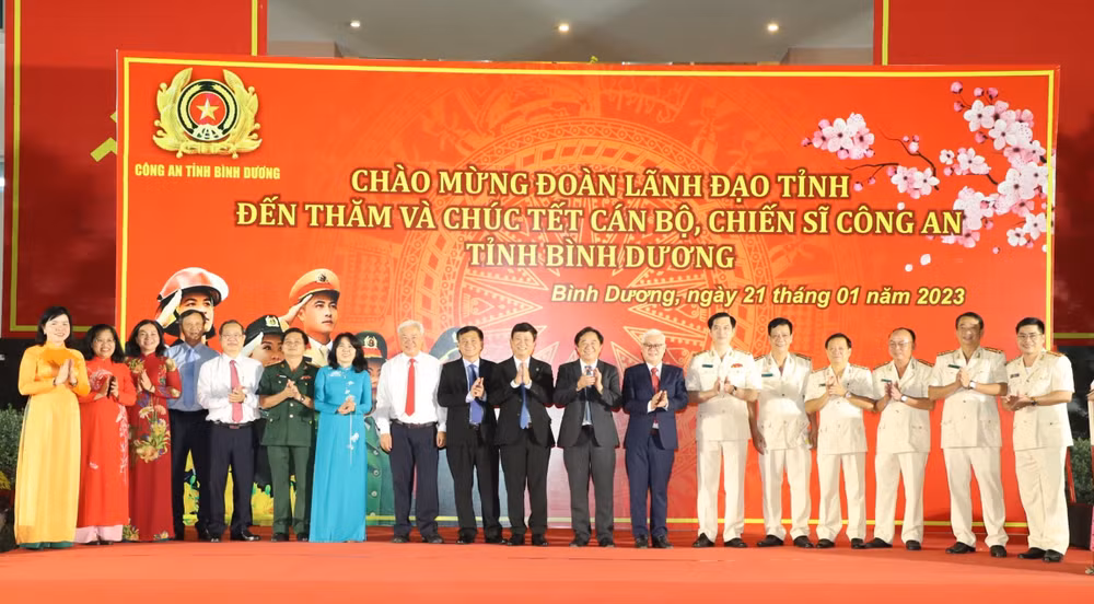 Thường trực Tỉnh ủy, Ban Thường vụ Tỉnh ủy Bình Dương đã đến thăm và chúc Tết Công an tỉnh Bình Dương.