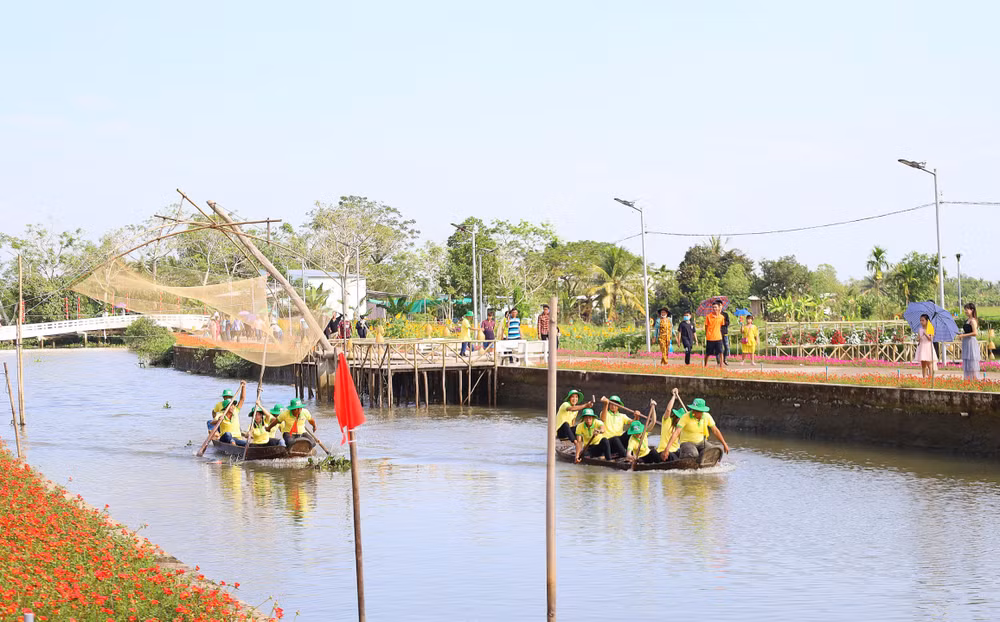 Đua ghe tam bản trên kênh ở phố Ông Lang.