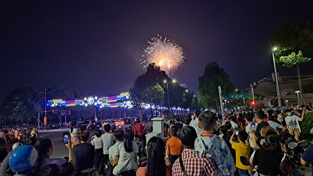 Cả trăm nghìn người đến tham gia các chương trình Đêm hội Giao thừa tại Công viên Trung tâm hành chính tỉnh Bình Dương và xem bắn pháo hoa đêm giao thừa.