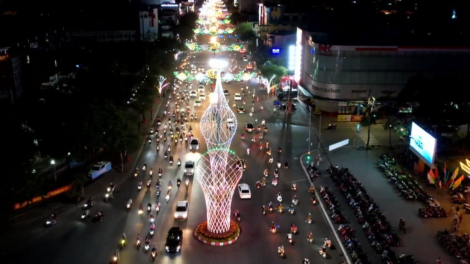 Đường phố Cần Thơ lung linh sắc màu trong đêm giao thừa.