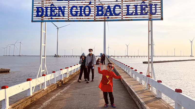 Du khách tham quan Nhà máy điện gió Bạc Liêu.