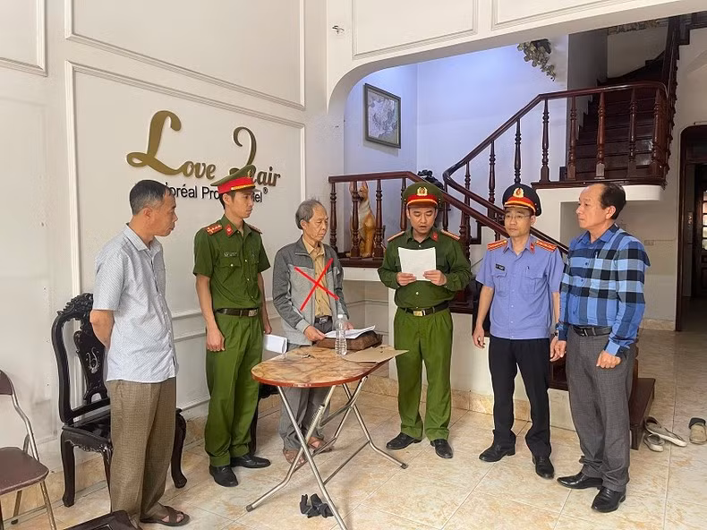 Nguyễn Thành Nam, nguyên Phó Giám đốc Sở Tài nguyên và Môi trường tỉnh Hà Nam (thứ ba từ bên trái sang)