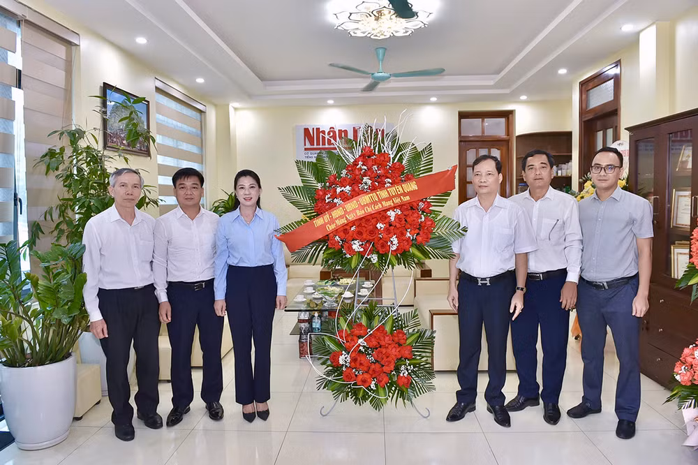 Các đồng chí lãnh đạo tỉnh Tuyên Quang tặng hoa chúc mừng Văn phòng đại diện Báo Nhân Dân tại Tuyên Quang.
