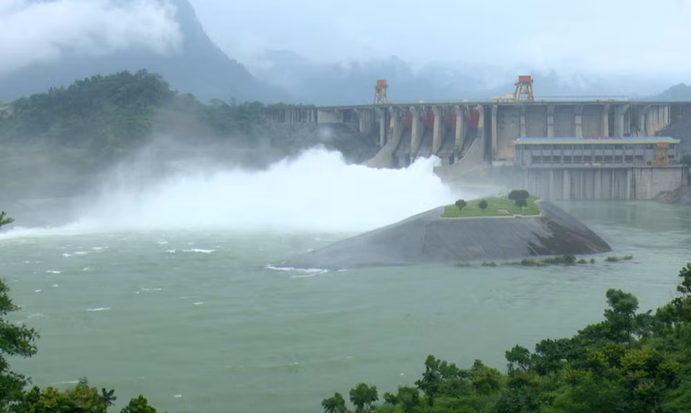 Hồ thủy điện Tuyên Quang mở 2 cửa xả đáy với tổng lưu lượng xả hơn 3.000 m3/s.