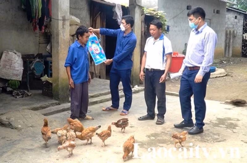 Cán bộ, đảng viên Văn phòng Ủy ban nhân dân huyện Bát Xát “đỡ đầu” xóa nghèo 20 hộ ở xã Trịnh Tường, huyện Bát Xát. 