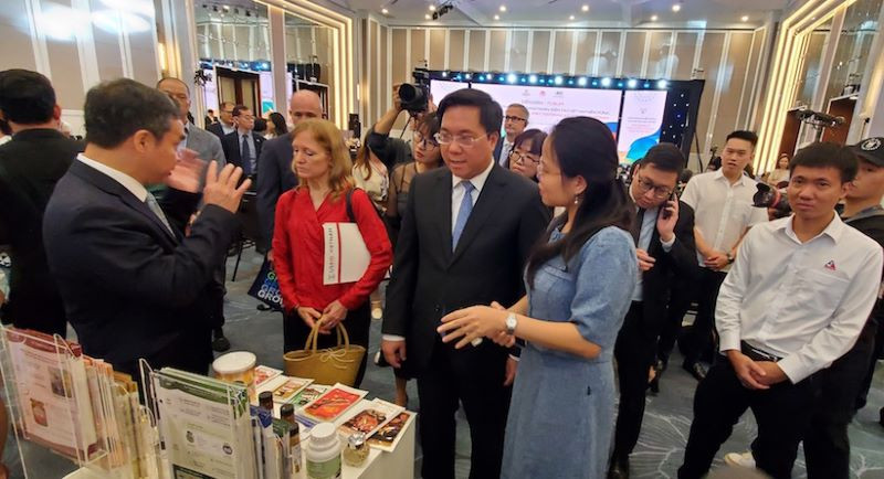 Thứ trưởng Kế hoạch và Đầu tư Trần Duy Đông và các đại biểu tham dự các gian hàng triển lãm tại Diễn đàn.